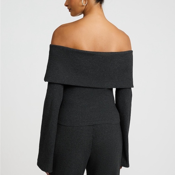 Off-Shoulder Ribbed Top - Picture 2 of 4